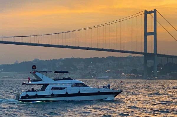 Imagen de un barco de crucero por el Bósforo al atardecer en Estambul (Turquía)